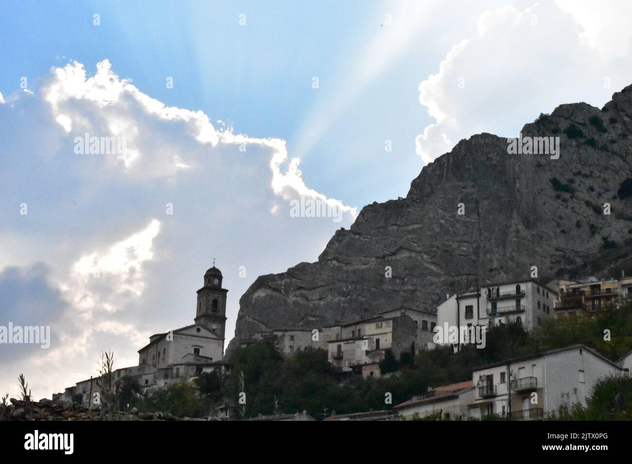 Image paysage de la ville de Fara san martino sur la montagne de Majella dans la région des Abruzzes avec ciel bleu nuageux avec des rayons de soleil. Banque D'Images