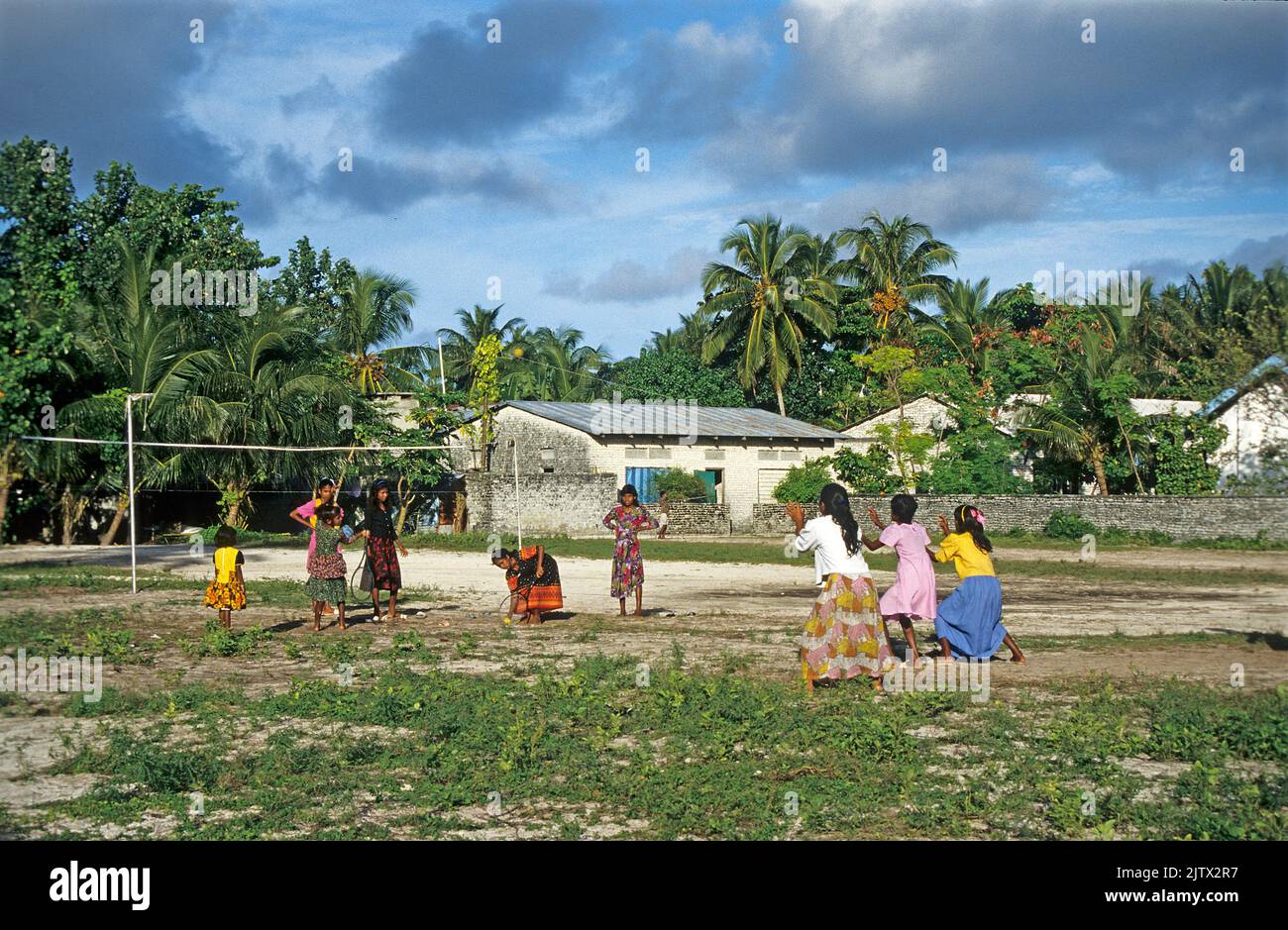 Jeunes filles jouant avec un ballon, île d'accueil Mahembadhoo, Maldives, océan Indien, Asie Banque D'Images