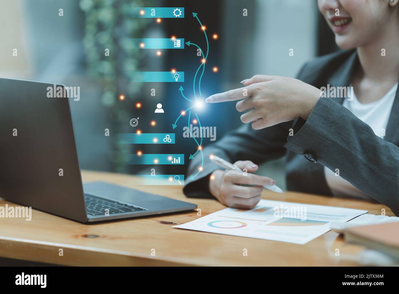 Femme d'affaires remue-méninges et discute pour vérifier les ventes de planification financière. Concept de travail d'équipe et de comptabilité du conseiller financier Banque D'Images