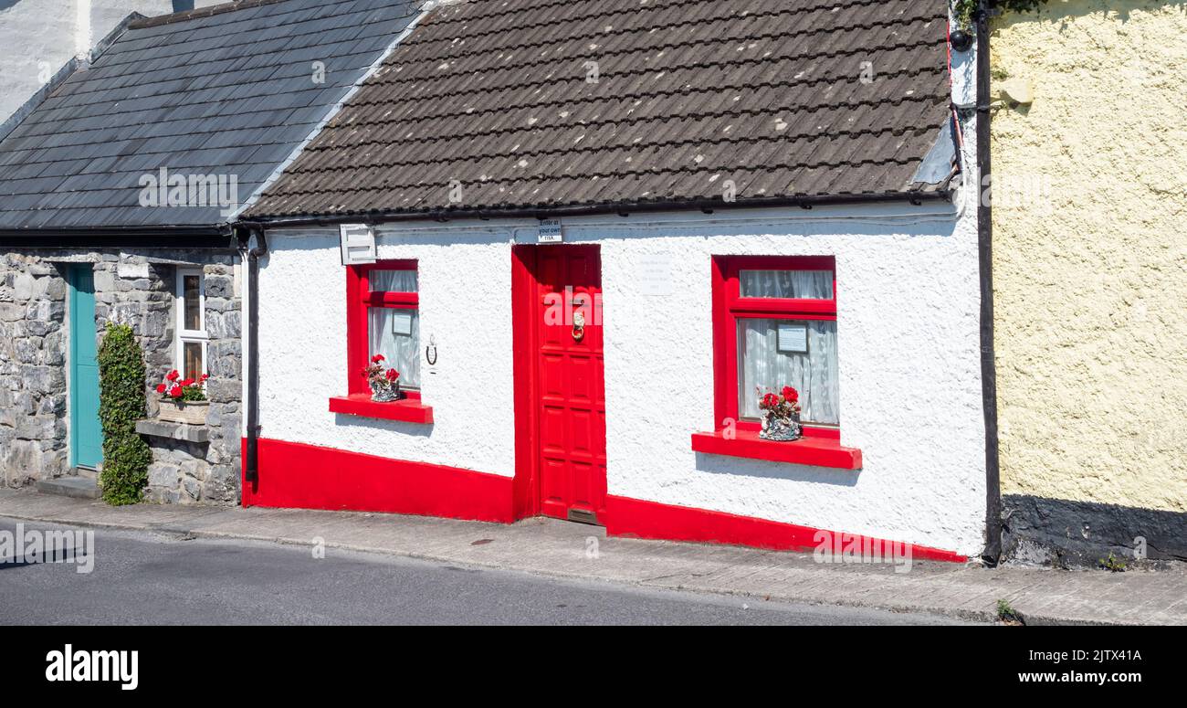 CONG, IRLANDE - 13 AOÛT 2022 : la Maison de l'Homme mourant (du film primé aux Oscars de 1952, l'Homme tranquille) dans une rue du village de Cong en Irlande. Banque D'Images