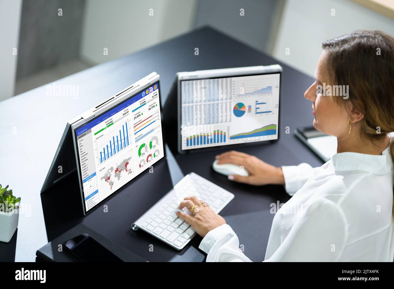 Analyse des données du tableau de bord KPI sur un ordinateur portable professionnel Banque D'Images