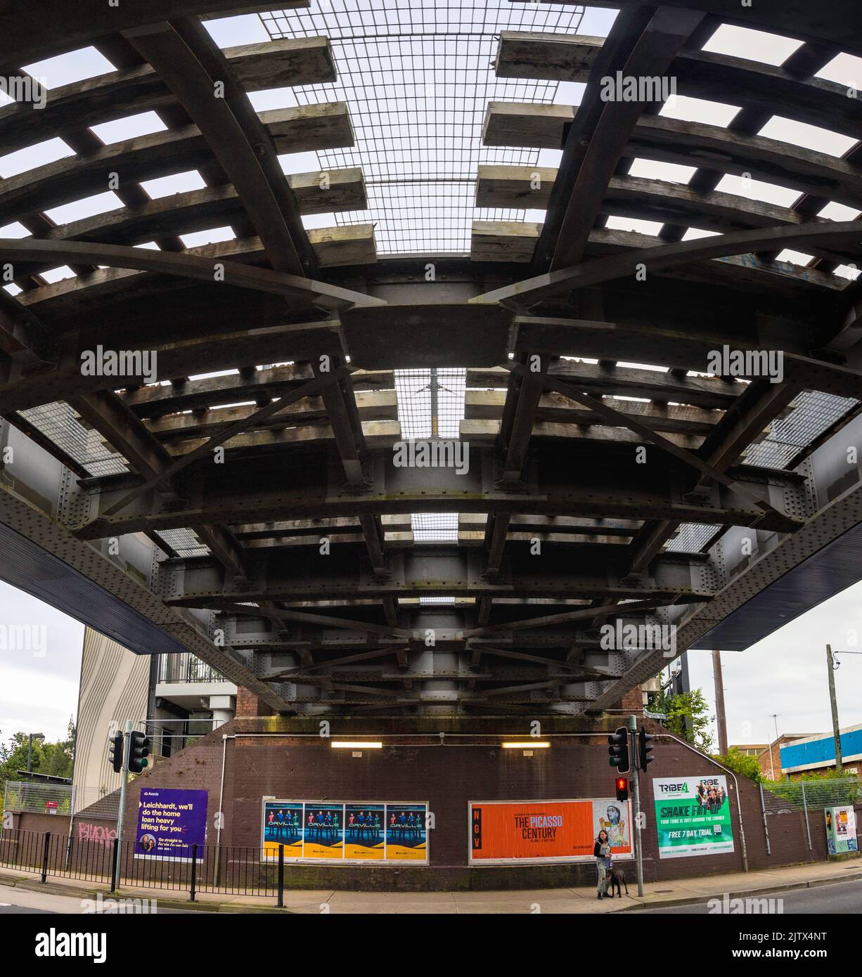 En regardant les pistes de Light Rail sur un pont qui passe au-dessus de Parramatta Road à Summer Hill, Sydney, Australie Banque D'Images