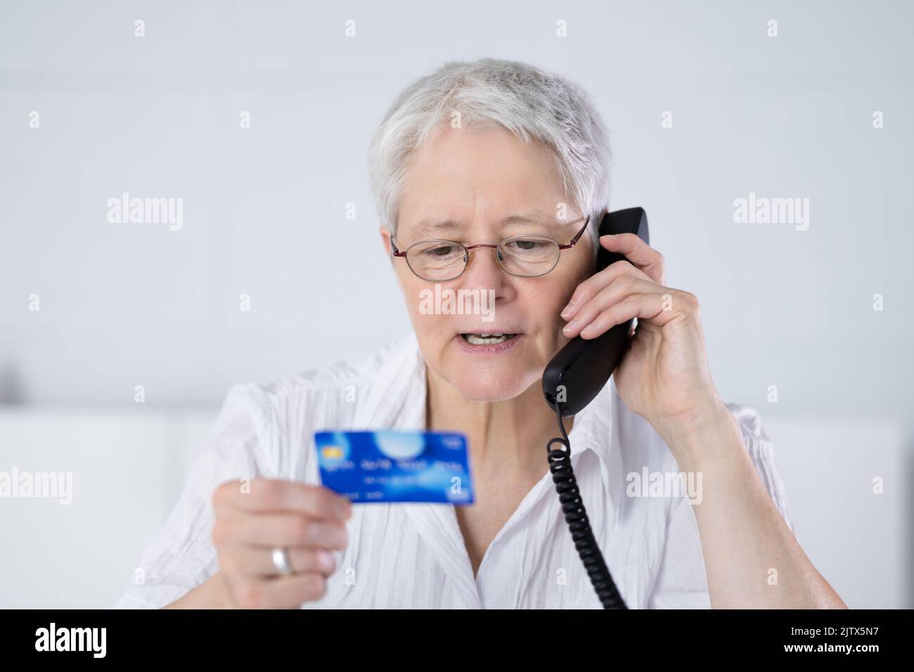 Fraude à l'appel de Scam aîné et fraude au financement de retraite senior Banque D'Images