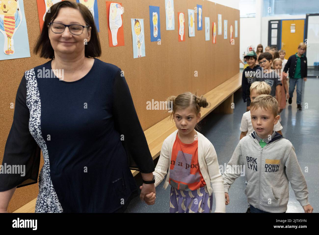 Ljubljana, Slovénie. 1st septembre 2022. Les jeunes diplômés sont dirigés dans des salles de classe à l'école primaire VIC à Ljubljana, Slovénie, le 1 septembre 2022. Le ministre slovène de l'éducation, de la science et du sport, Igor Papic, s'est rendu à l'école primaire du CIV à Ljubljana et a assisté à la réception des élèves de premier cycle. Credit: Zeljko Stevanic/Xinhua/Alay Live News Banque D'Images