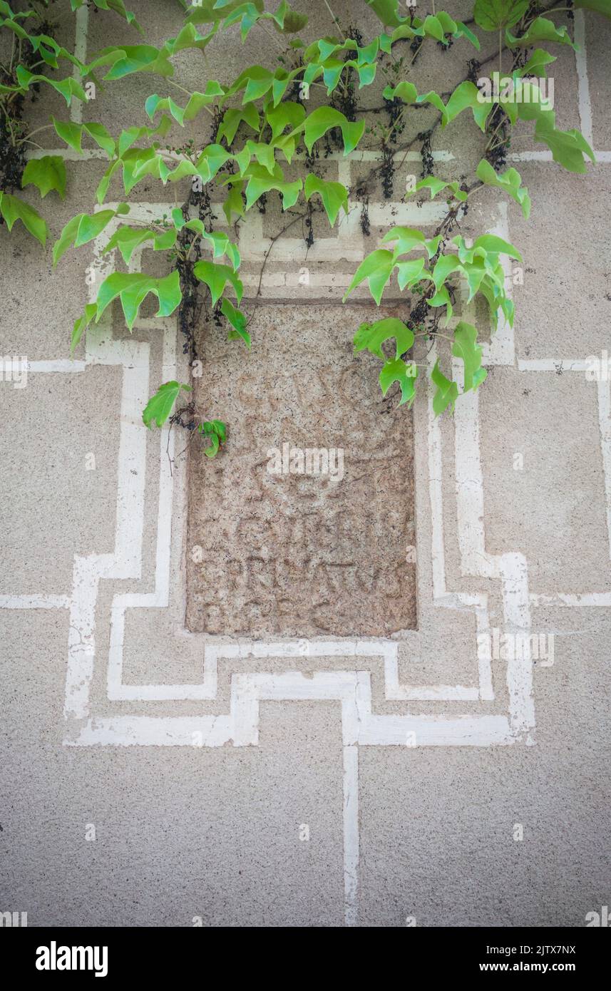 Tombe romaine construite dans une maison de quartier historique. Vestiges romains encore visibles au Palais de Sande, Caceres, Estrémadure, Espagne. Banque D'Images