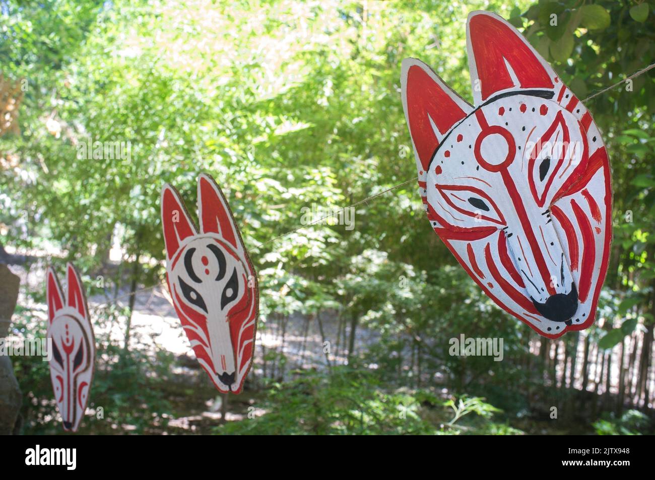 Carboard masque de Kitsune suspendu sur corde. Concept d'atelier artisanal de culture japonaise. Banque D'Images