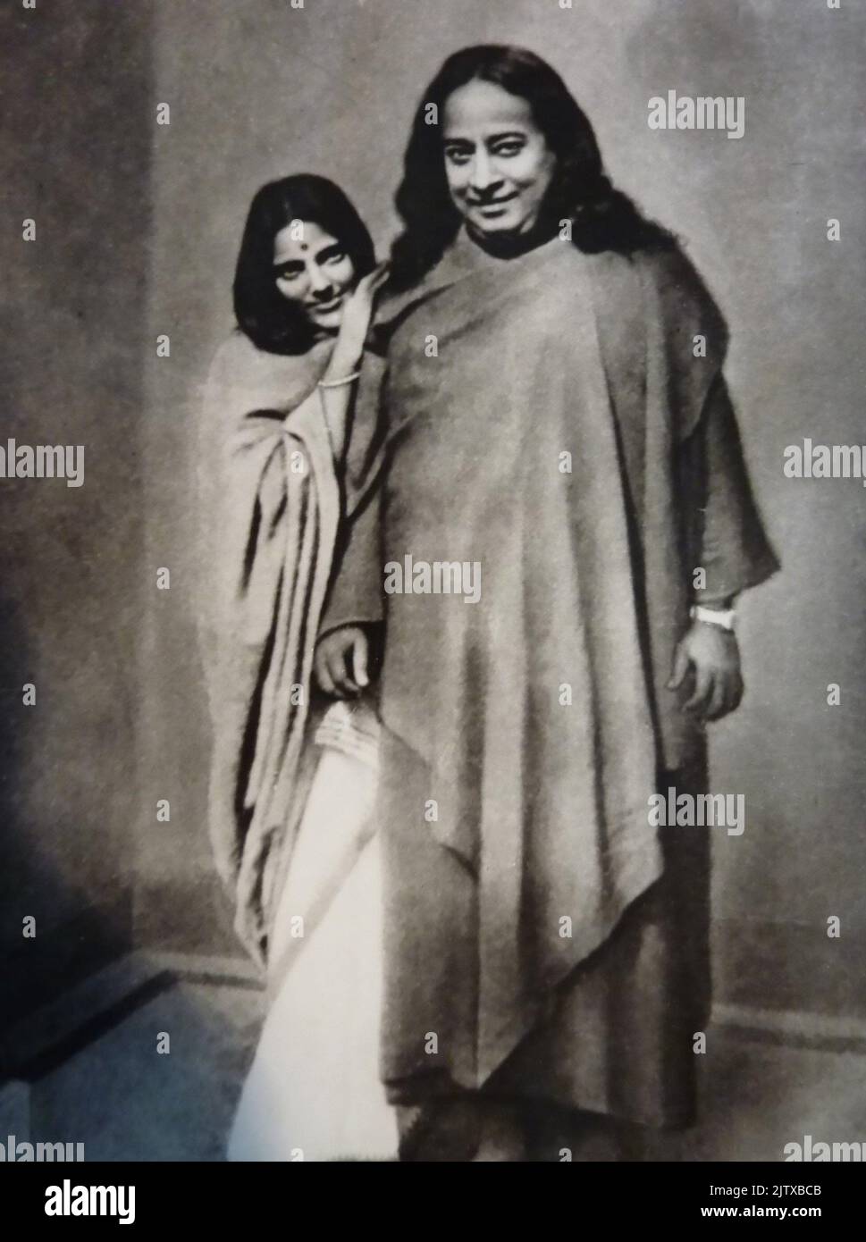 Paramahansa Yogananda (à droite) rencontre Anandamayi Ma (à gauche) en 1935 Banque D'Images
