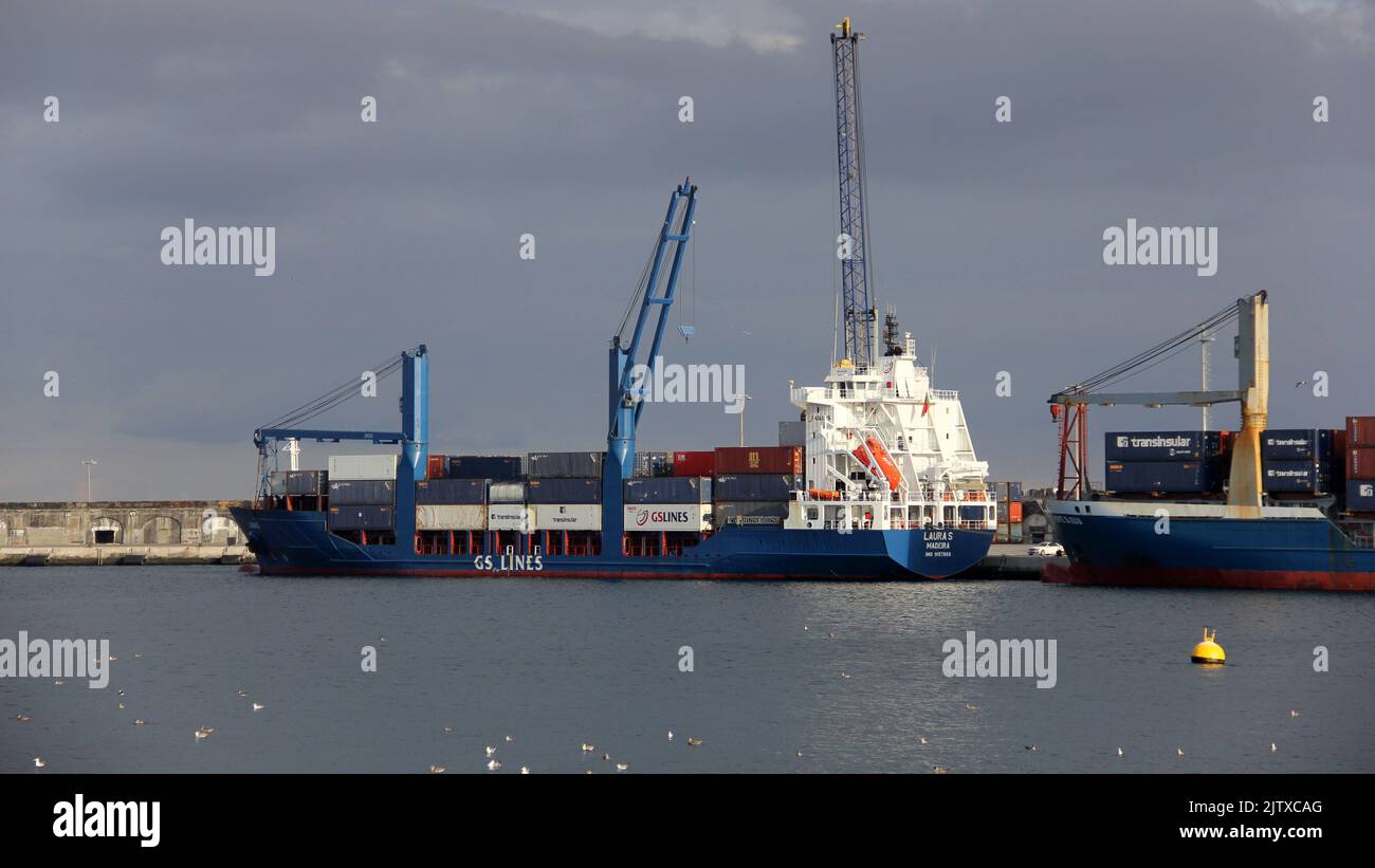 Bateau à conteneurs LAURA S, de lignes GS, amarré dans le port, à l'heure du coucher du soleil, Ponta Delgada, Sao Miguel, Açores, Portugal Banque D'Images