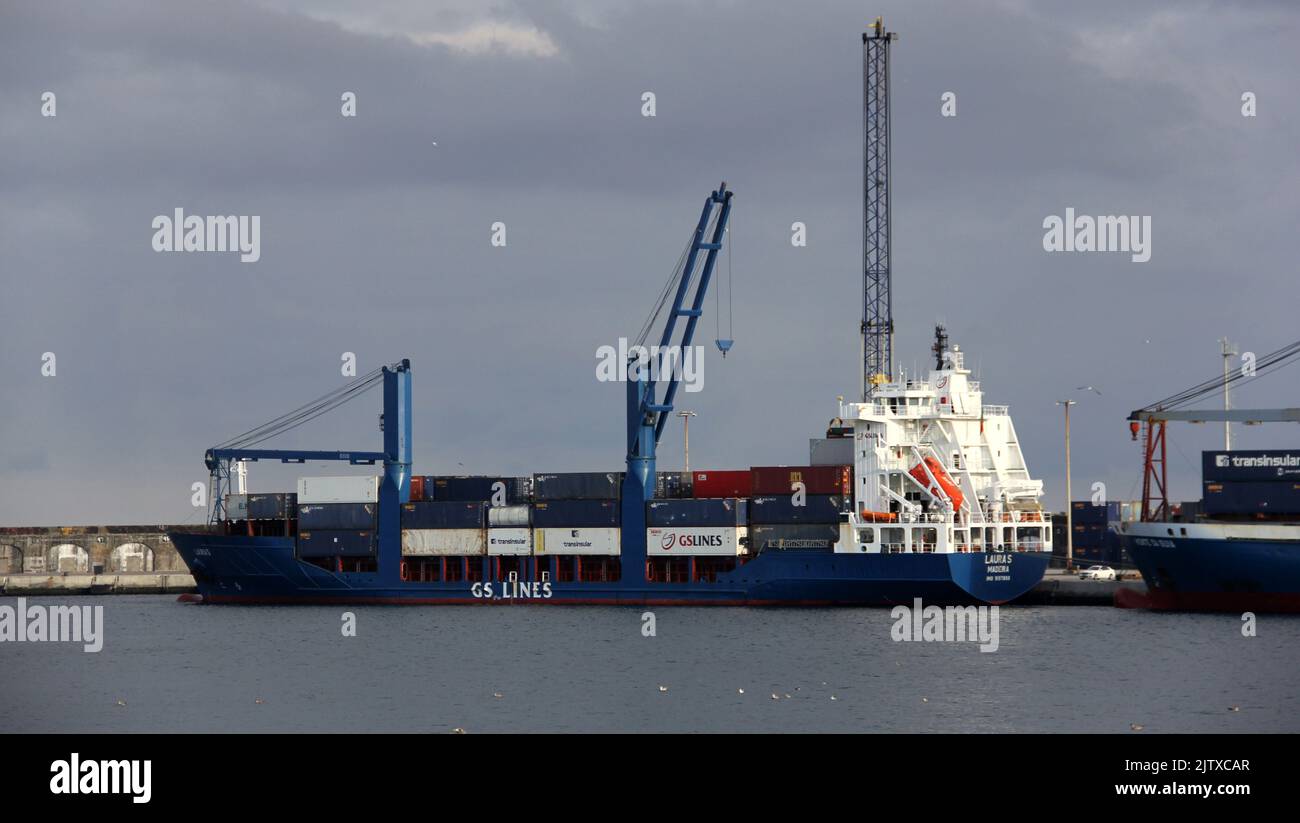 Bateau à conteneurs LAURA S, de lignes GS, amarré dans le port, à l'heure du coucher du soleil, Ponta Delgada, Sao Miguel, Açores, Portugal Banque D'Images