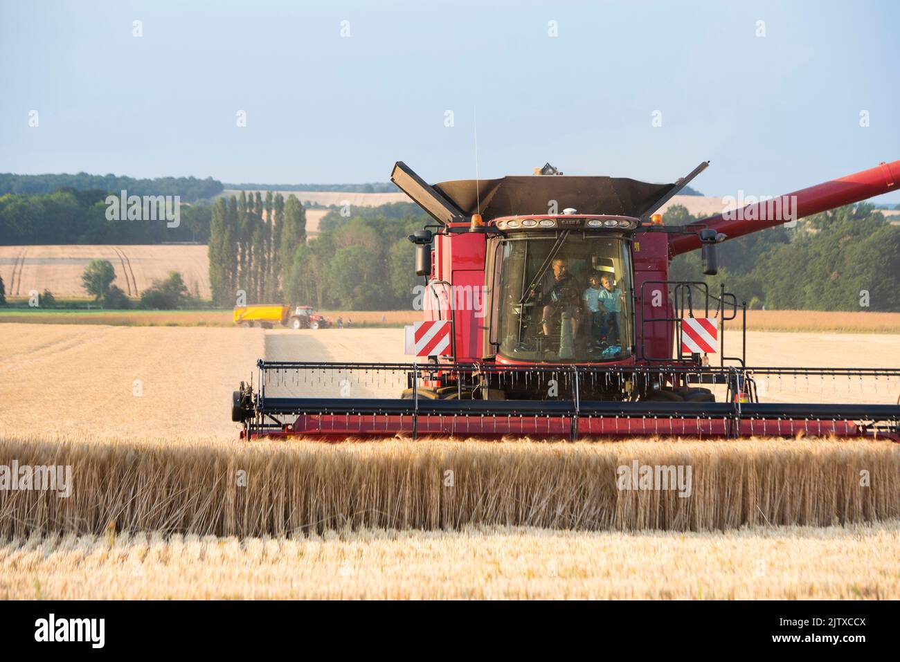 France 3 Centre Val De Loire Direct Moissonneuse-batteuse au travail dans un champ d'orge, Département d