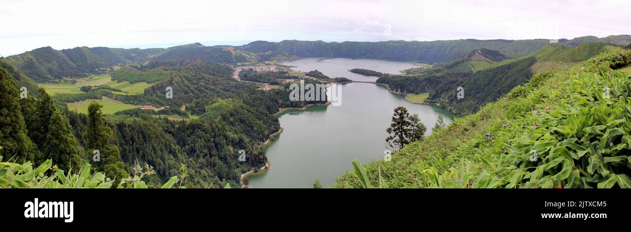 Sete Cidades, vue panoramique depuis le point sud, Vista do Rei, Green Lake, Lagoa Verde, à l'avant-garde, Île de Sao Miguel, Açores, Portugal Banque D'Images