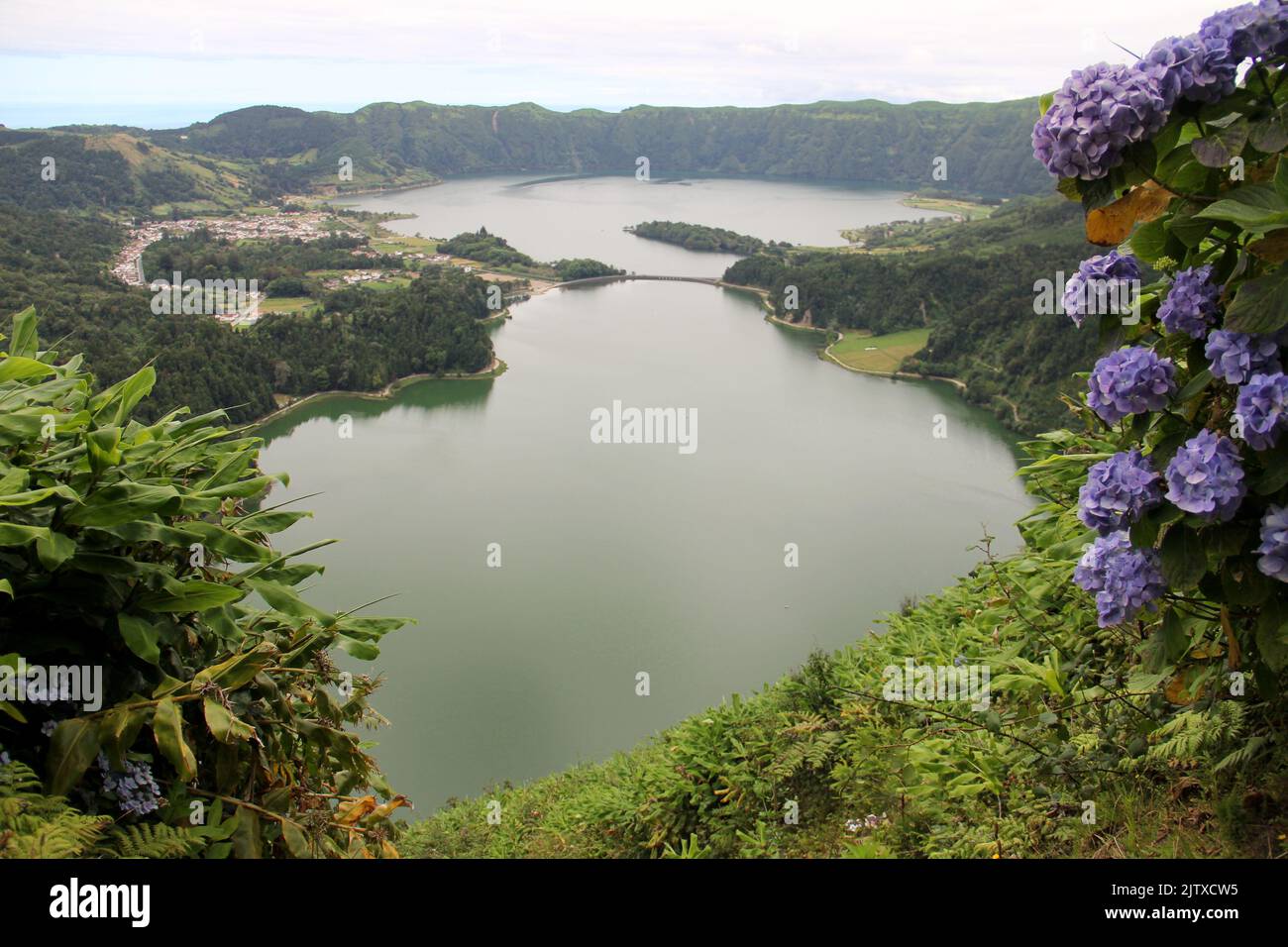 Sete Cidades, vue de Southern point, Vista do Rei, Green Lake, Lagoa Verde, à l'avant-garde, Île de Sao Miguel, Açores, Portugal Banque D'Images