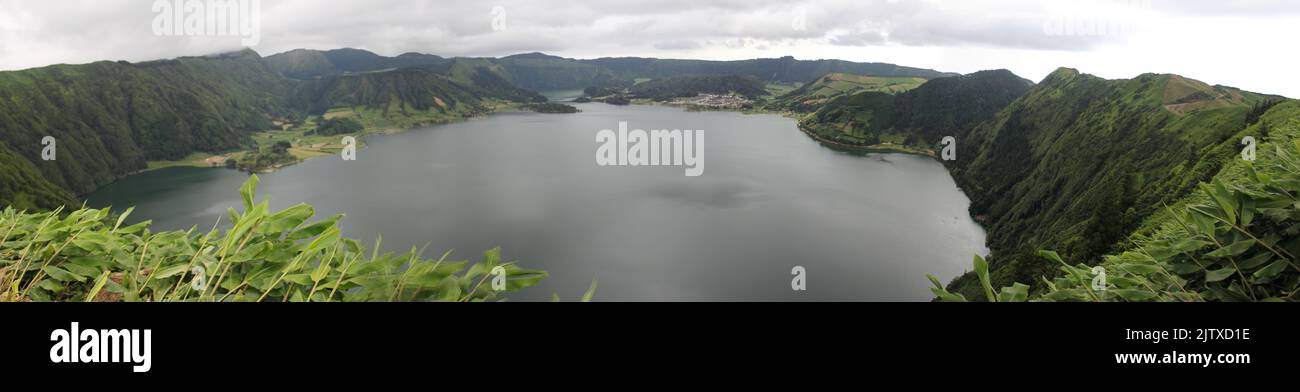 Blue Lake, Lagoa Azul, vue du point nord, Miradouro das Cumeeiras, en direction sud, vue panoramique, Sete Cidades, Île de Sao Miguel Banque D'Images