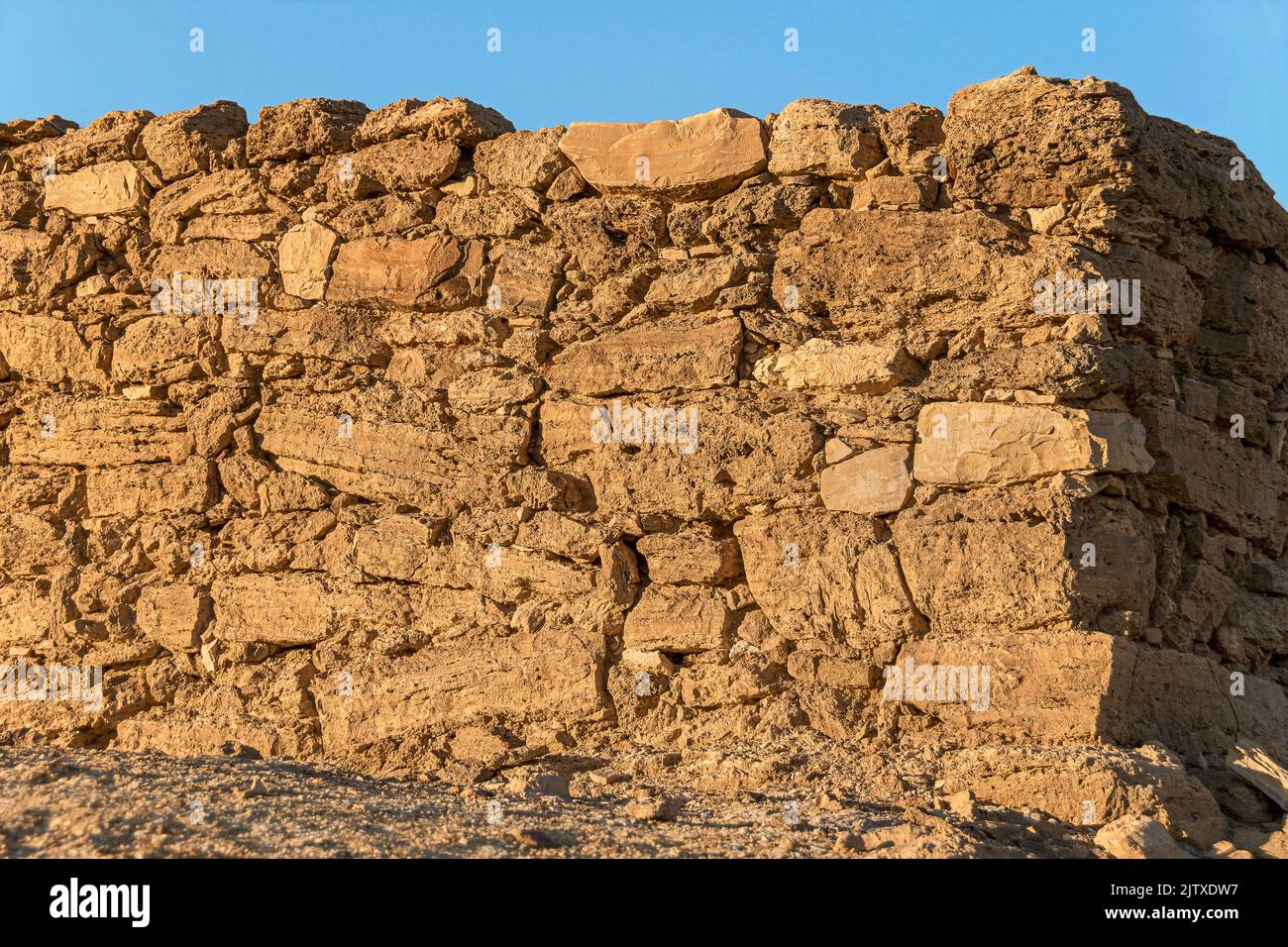 Le coin nord-est de l'ancienne forteresse de calcaire nabatéenne à Khirbet Moah garde la route des épices dans le désert d'Arava en Israël Banque D'Images