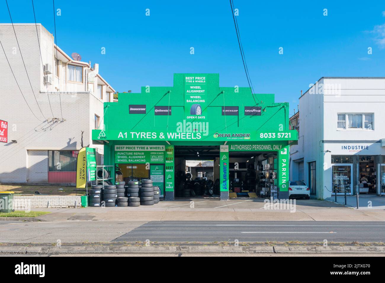 Le magasin de détail de pneus (pneus) et de roues A1 vert vif à Summer Hill, dans le centre-ouest de Sydney, en Australie Banque D'Images