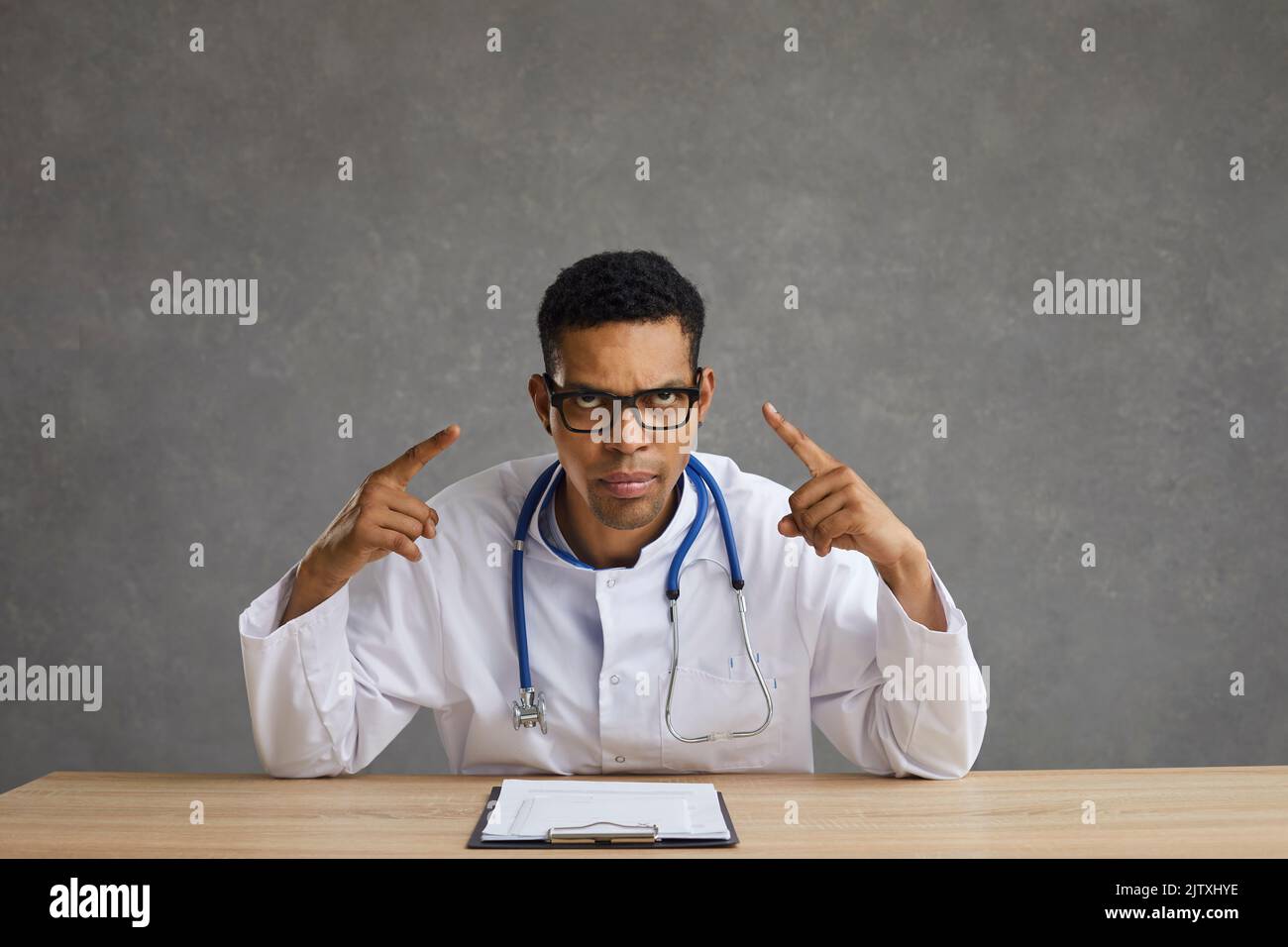 Un homme américain en colère se montre choquant qu'il souffre de maux de tête et de fatigue. Banque D'Images