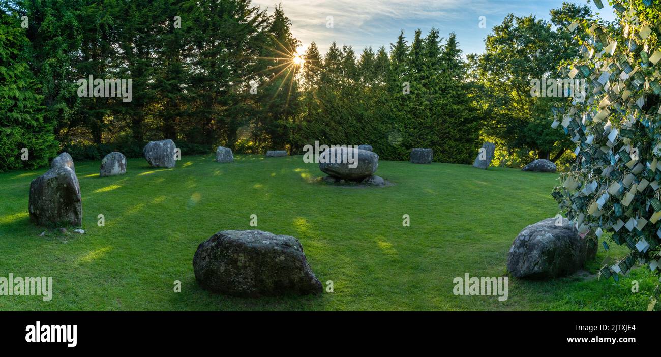 Kenmare, Irlande - 9 août, 2022: paysage panoramique des pierres sur pied de Kenmare et arbre de souhaits dans la lumière chaude du soir avec un coup de soleil Banque D'Images