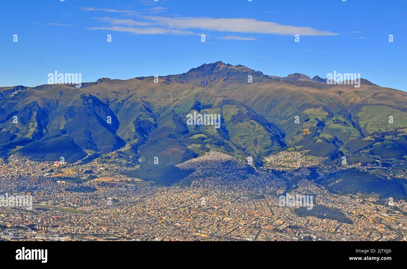 Vue aérienne de la ville de Quito et du volcan Pichincha, Équateur Banque D'Images