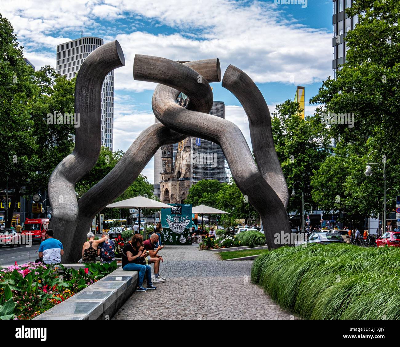 La sculpture « Berlin » des sculpteurs Brigitte Matschinsky-Denninghoff et Martin Matschinsky représente la division de la ville, Tauentzienstraße, Berlin, Allemagne Banque D'Images