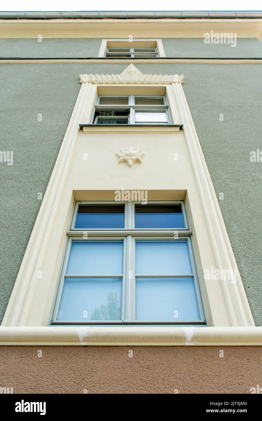 Façade d'une ancienne maison fraîchement rénovée Banque D'Images