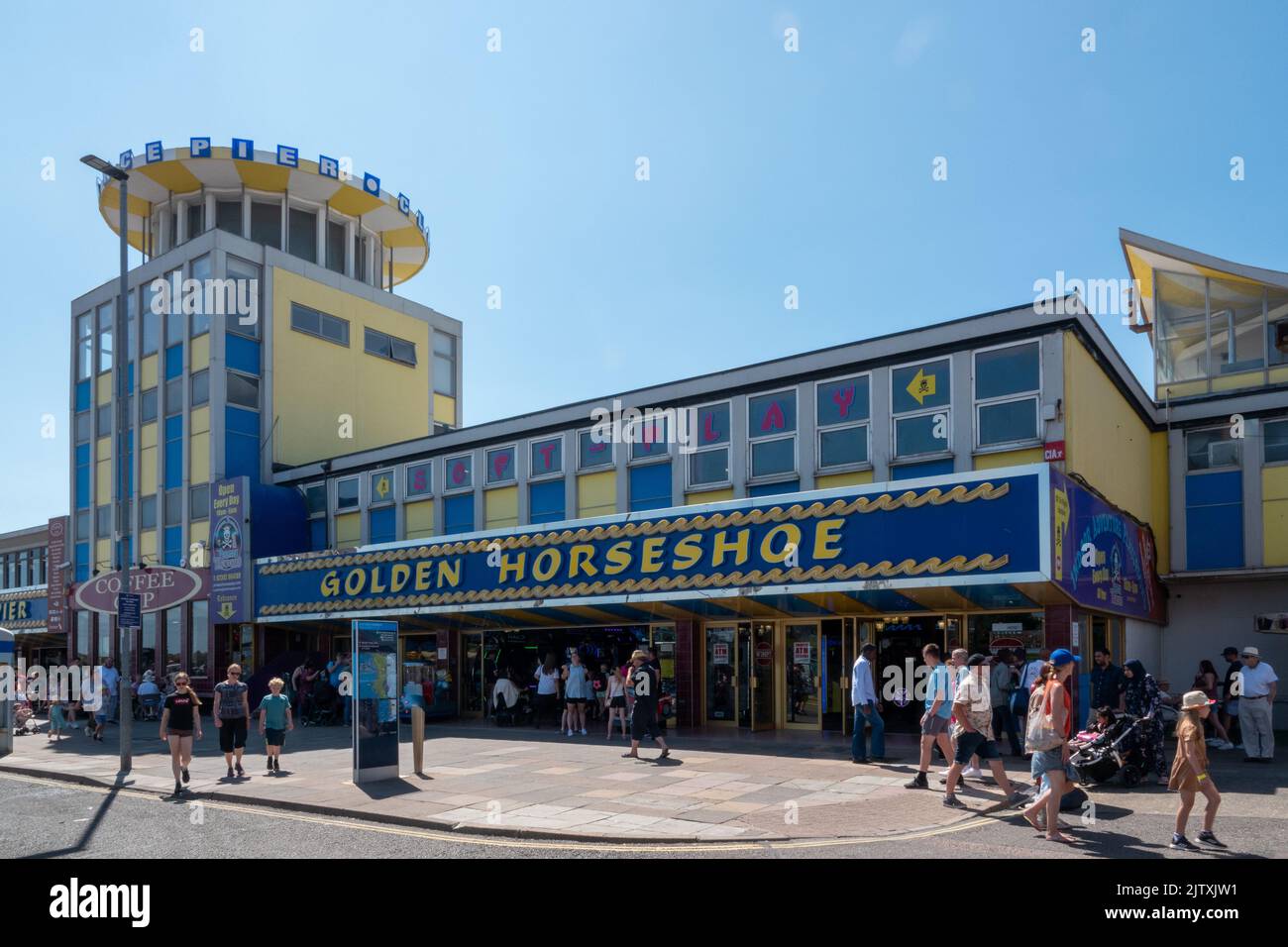 15-08-2022 Southsea, Portsmouth, Hampshire, Royaume-Uni Clarence Pier arcades à Southsea Portsmouth lors d'une journée d'été chargée Banque D'Images
