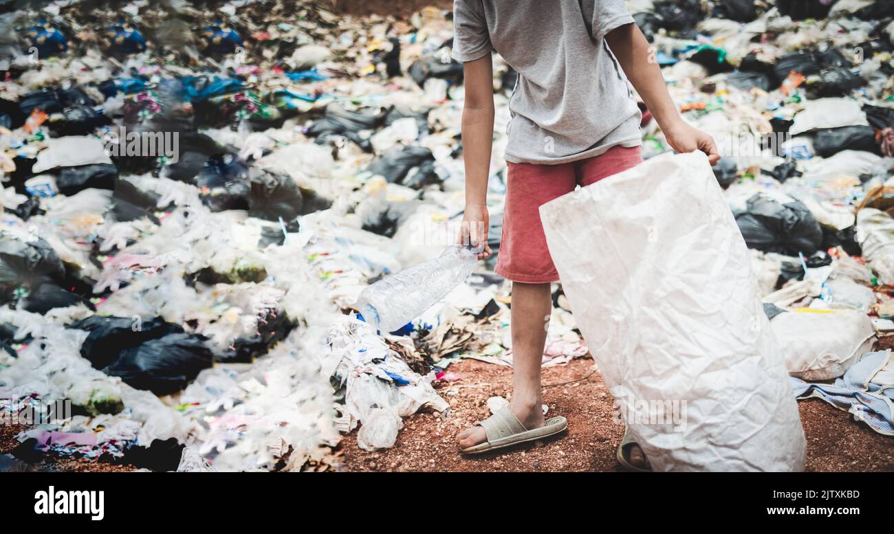 Le travail des enfants, la traite des êtres humains, le concept de pauvreté, les enfants sont de la malbouffe à vendre en raison de la pauvreté, Journée mondiale de l'environnement, Banque D'Images