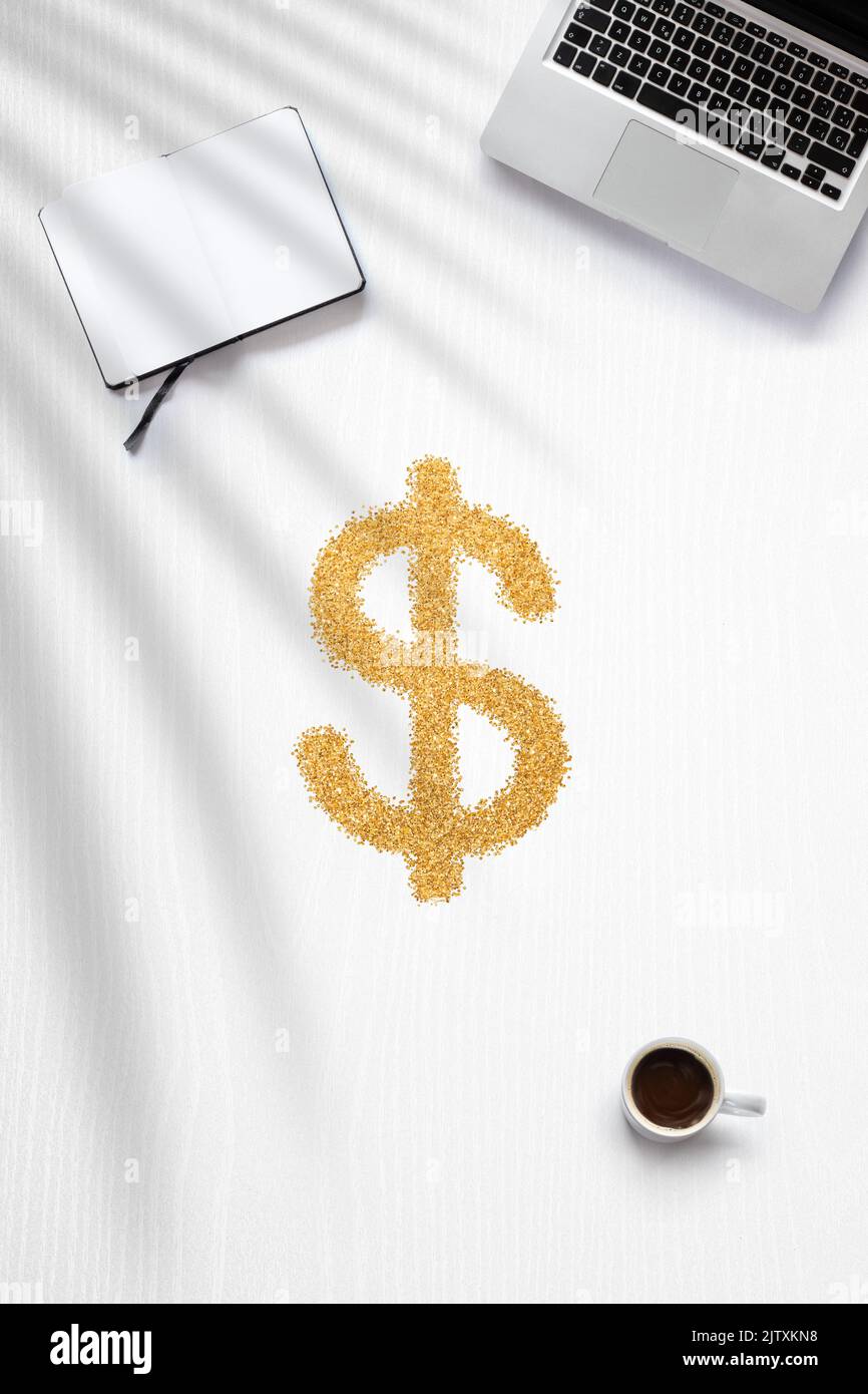 Flat Lay à propos de gagner de l'argent à la maison avec un signe Dollar fait en paillettes dorées Banque D'Images