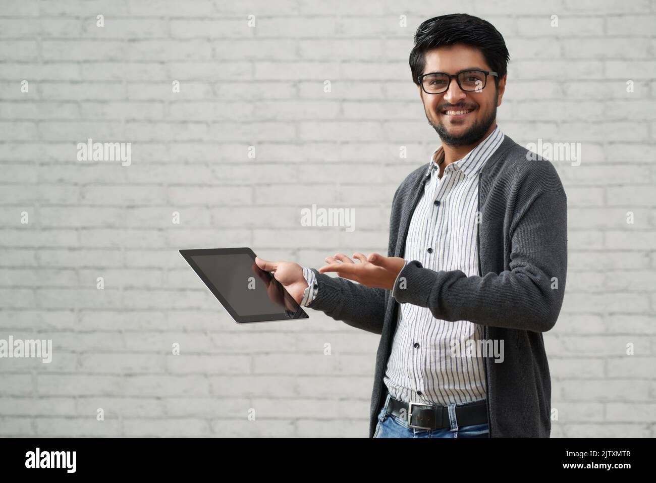 Directeur de la société informatique indienne qui présente une tablette avec une nouvelle application Banque D'Images