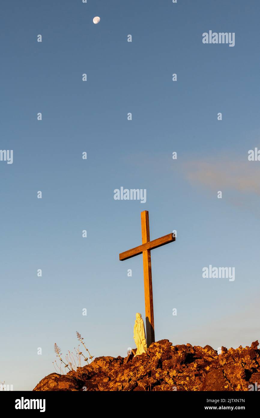Un crucifix et une statue de la Vierge marquent le site d'un sanctuaire religieux haut sur les pentes de l'Etna, Sicile, Italie Banque D'Images