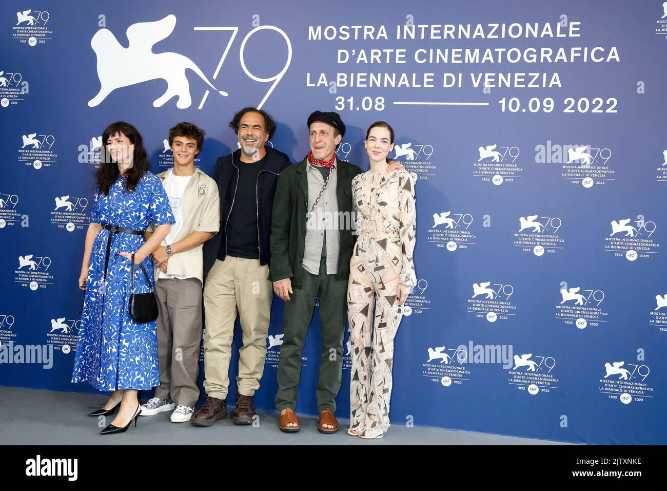 Griselda Siciliani, Iker Sanchez Solano, réalisateur Alejandro Gonzalez Inarritu, Daniel Gimenez Cacho et Ximena Lamadrid posent au photocall de 'Bardo' lors du Festival International du film de Venise 79th au Palazzo del Casino sur le Lido à Venise, en Italie, le 01 septembre 2022. Banque D'Images