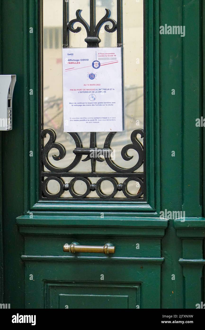 Signe sur la porte d'une école maternelle, garderie, crèche, signalant la fin des exigences de port de masque, à l'intérieur comme à l'extérieur, Paris, France. Banque D'Images