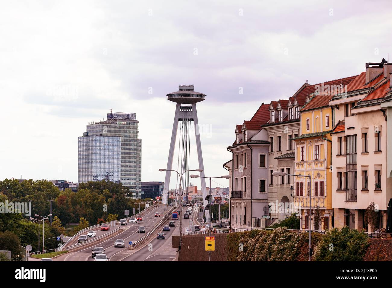 Vue sur la tour des OVNIS et le pont SNP depuis le vieux centre de Bratislava Banque D'Images