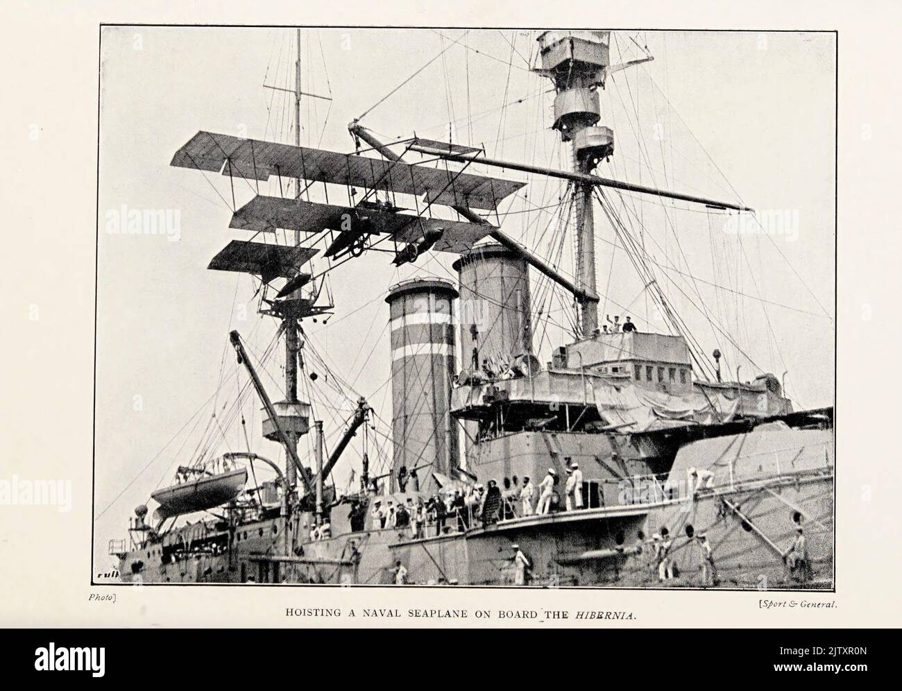 HISSAGE D'Un HYDRAVION NAVAL À BORD DU HMS HIBERNIA à partir du livre « The British Battle Fleet : sa création et sa croissance au cours des siècles à nos jours » Volume 2 par Jane, Fred T., 1865-1916 Date de publication 1915 Banque D'Images