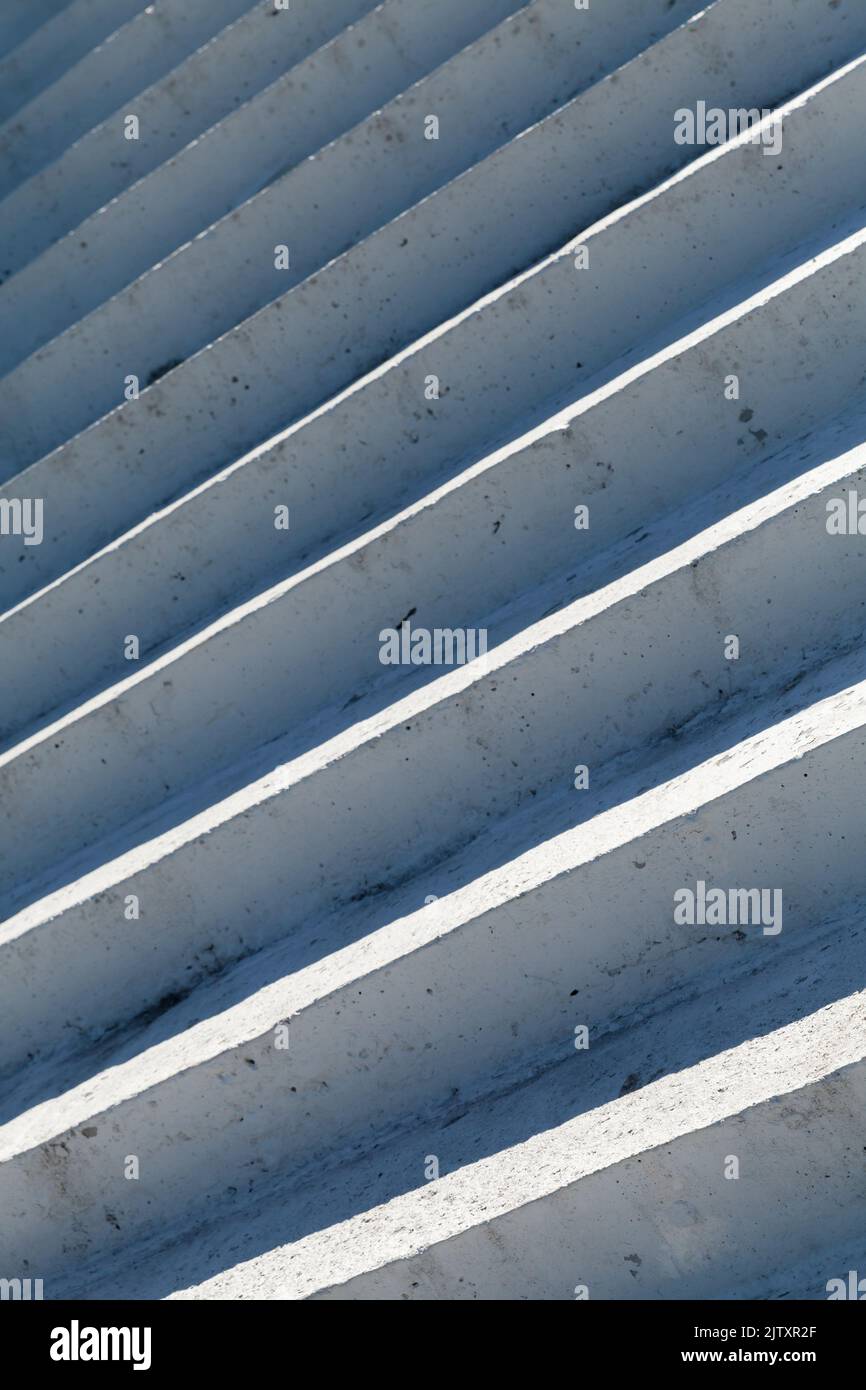 Escaliers blancs en béton avec ombres bleues, photographie abstraite d'arrière-plan architectural vertical Banque D'Images