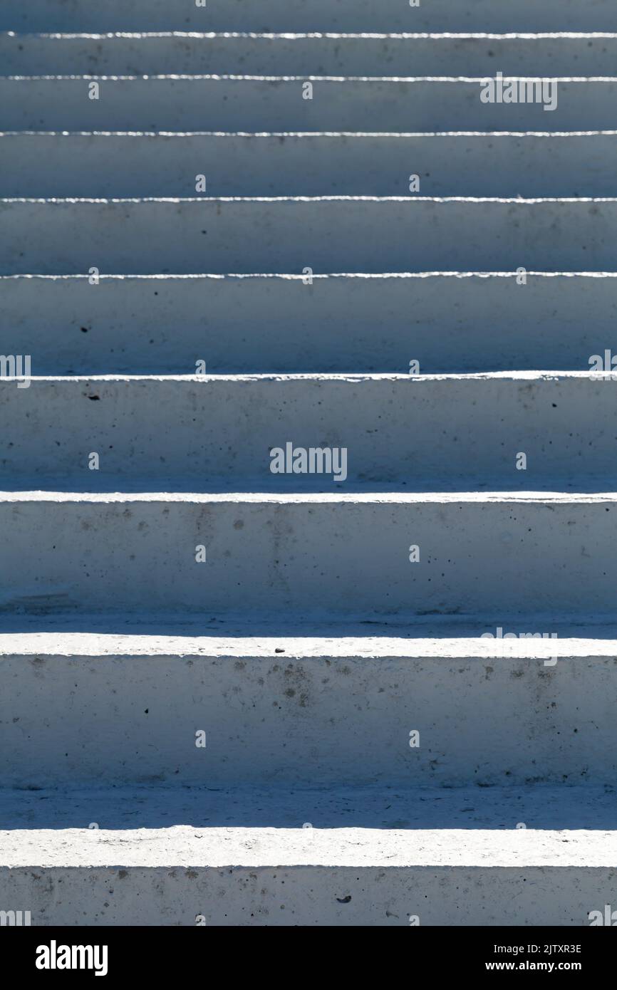Escaliers blancs en béton avec ombres bleues, vue de face, abstrait vertical architectural photo d'arrière-plan Banque D'Images