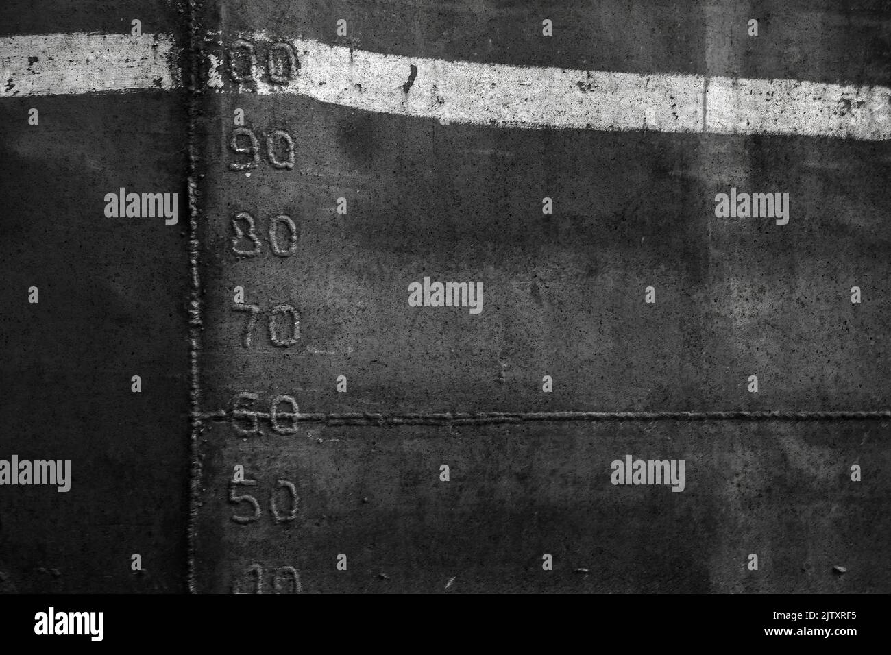 Coque de navire noire épaisse avec coutures soudées et traces de dépouille, vue avant, texture photo d'arrière-plan Banque D'Images