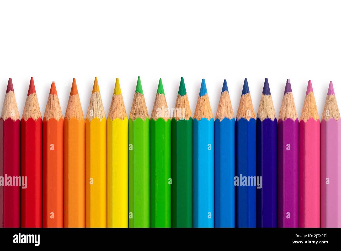 Ligne de crayons de couleur isolée sur l'arrière-plan. Gros plan. Banque D'Images
