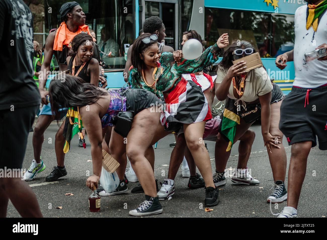 Un groupe dansant au Notting Hill Carnival à Londres. Banque D'Images