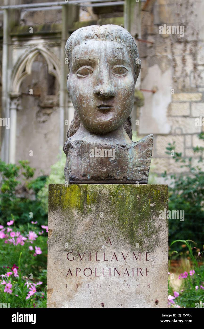 Buste de Guillaume Apollinaire (par Dora Maar, 1959) - Saint-Germain-des-Prés, place Laurent Prache - Paris Banque D'Images