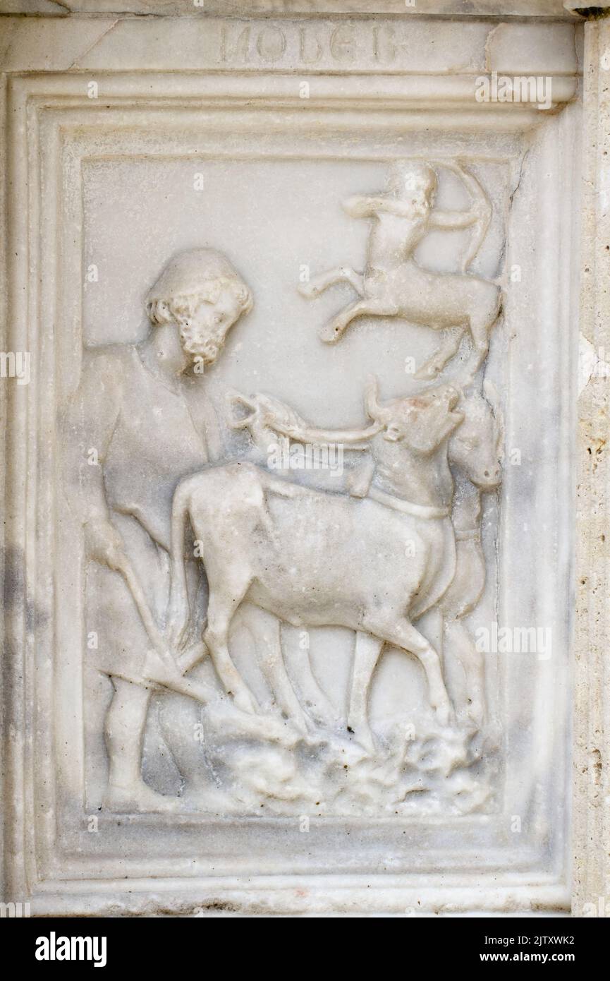 Novembre: Le labour - détail de Fontana Maggiore (1275), un chef-d'œuvre de sculpture médiévale symbole de la ville de Pérouse - Italie Banque D'Images