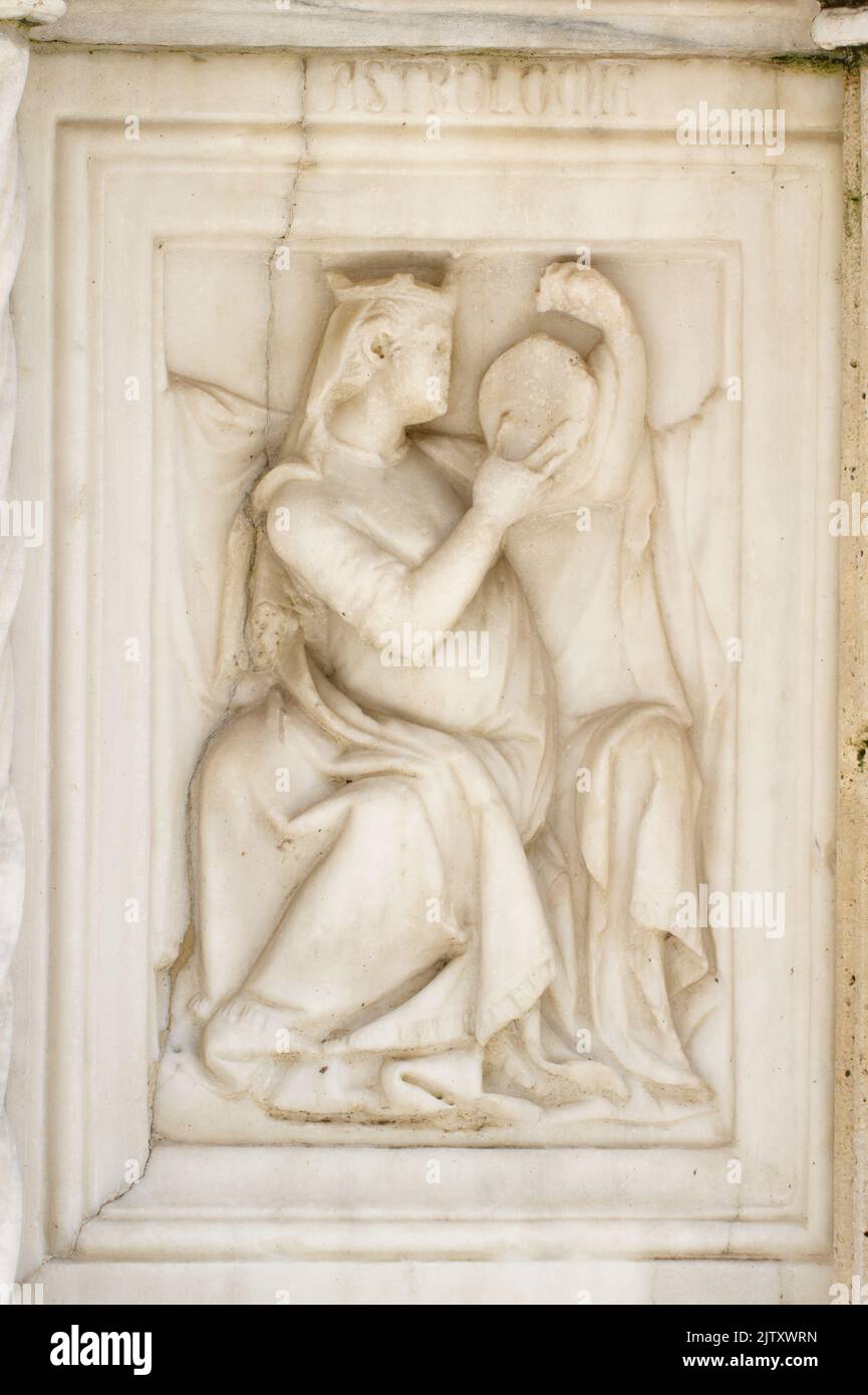 Astronomie - détail de Fontana Maggiore (1275), un chef-d'œuvre de sculpture médiévale symbole de la ville de Pérouse - Italie Banque D'Images