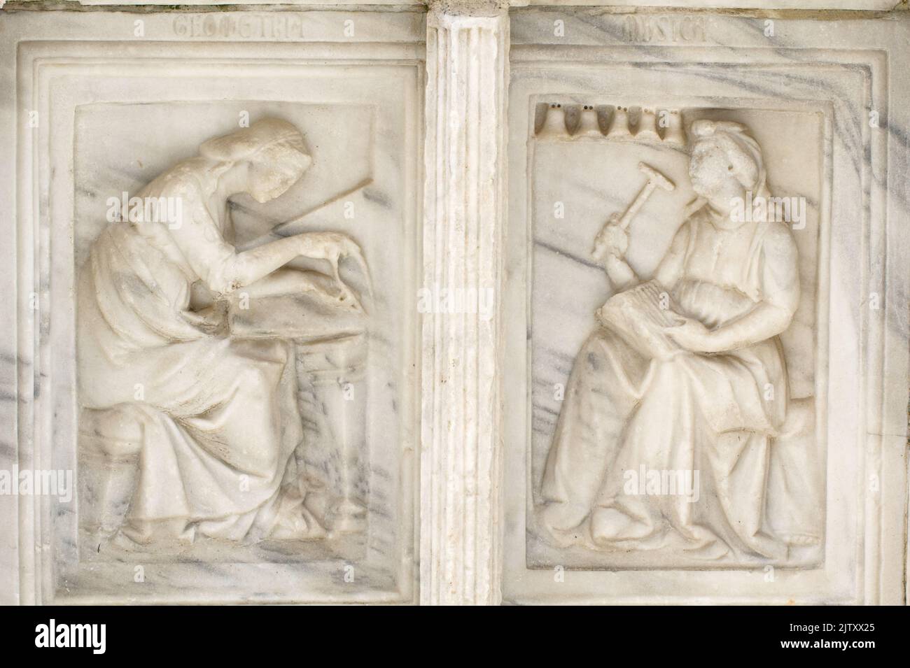 Géométrie et musique - détail de Fontana Maggiore (1275), un chef-d'œuvre de sculpture médiévale symbole de la ville de Pérouse - Italie Banque D'Images