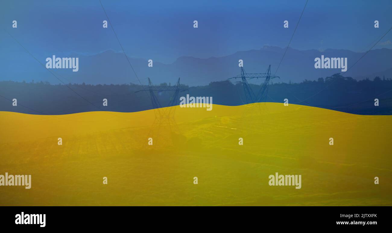 Image du drapeau de l'ukraine sur le terrain et les poteaux électriques Banque D'Images