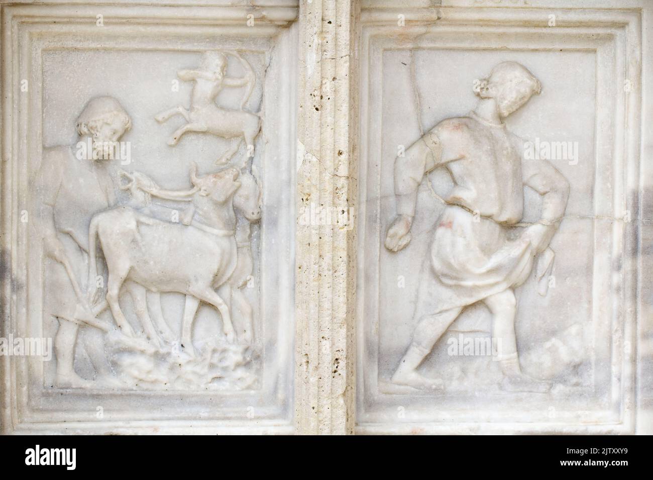 Novembre : le labour et l'ensemencement - détail de Fontana Maggiore (1275), un chef-d'œuvre de sculpture médiévale symbole de la ville de Pérouse - Italie Banque D'Images
