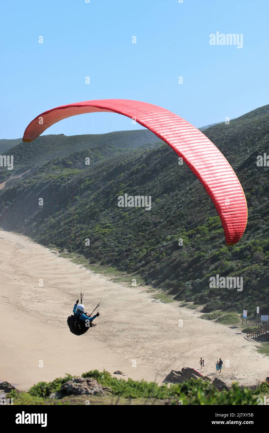 Parapente volant dans les airs Banque D'Images