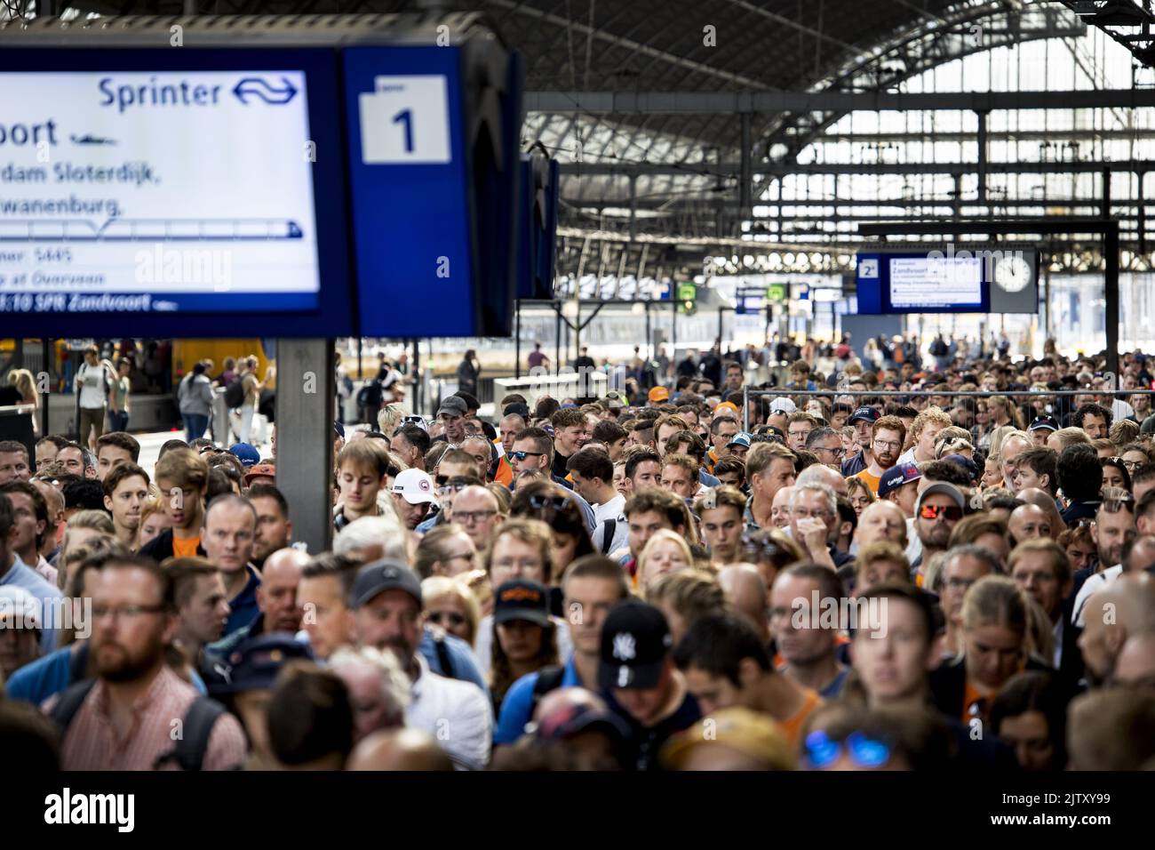 2022-09-02 11:00:13 AMSTERDAM - Amsterdam Central est occupé avec les gens qui veulent aller à Zandvoort. C'est là que commence la Formule 1. Parce que de grandes foules étaient attendues, le NS dispose d'un train qui passe toutes les cinq minutes entre le centre d'Amsterdam et la gare de Zandvoort aan Zee. ANP RAMON VAN FLYMEN pays-bas sortie - belgique sortie Banque D'Images