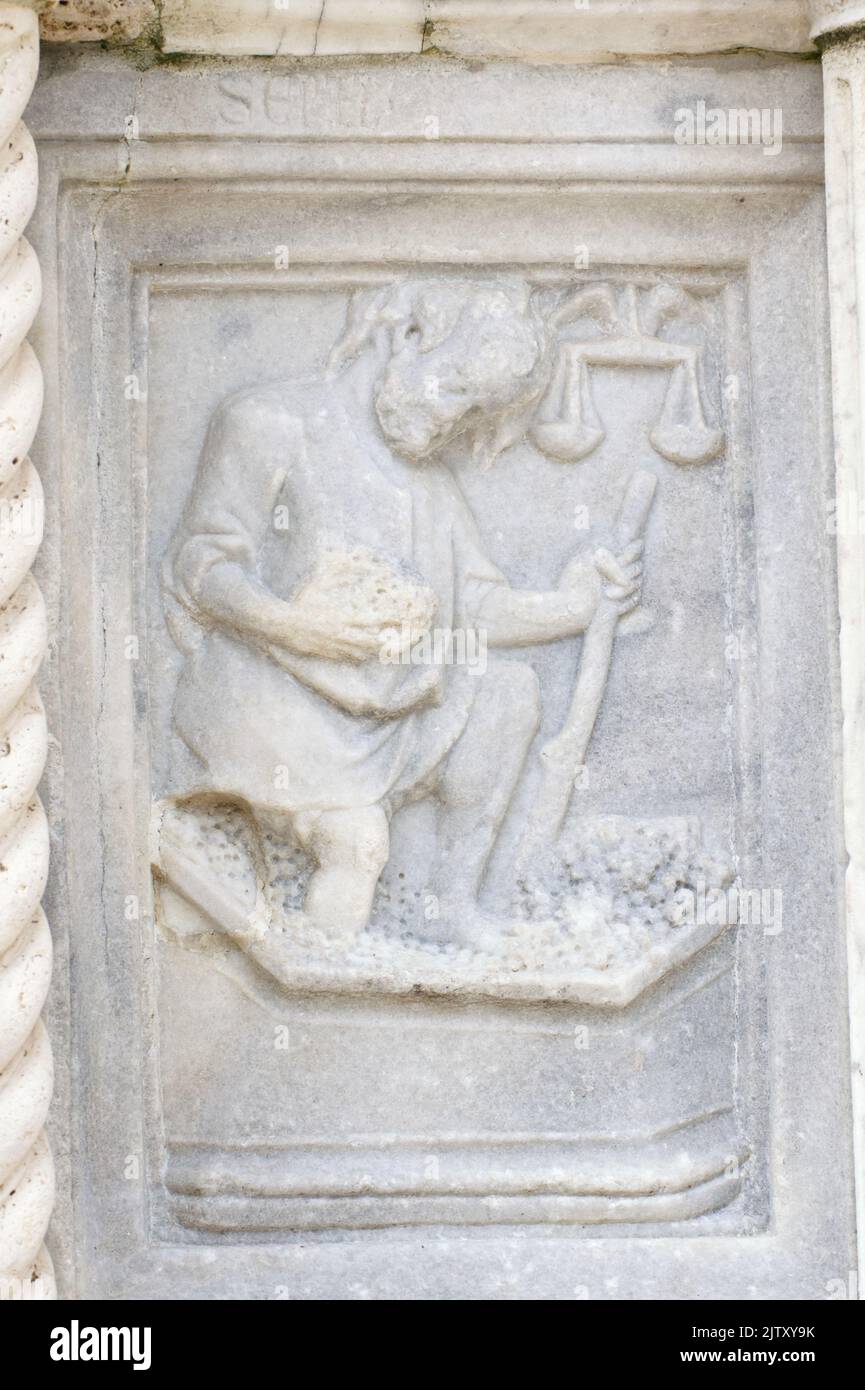 Septembre : la trituration des raisins - détail de Fontana Maggiore (1275), un chef-d'œuvre de sculpture médiévale symbole de la ville de Pérouse - Italie Banque D'Images