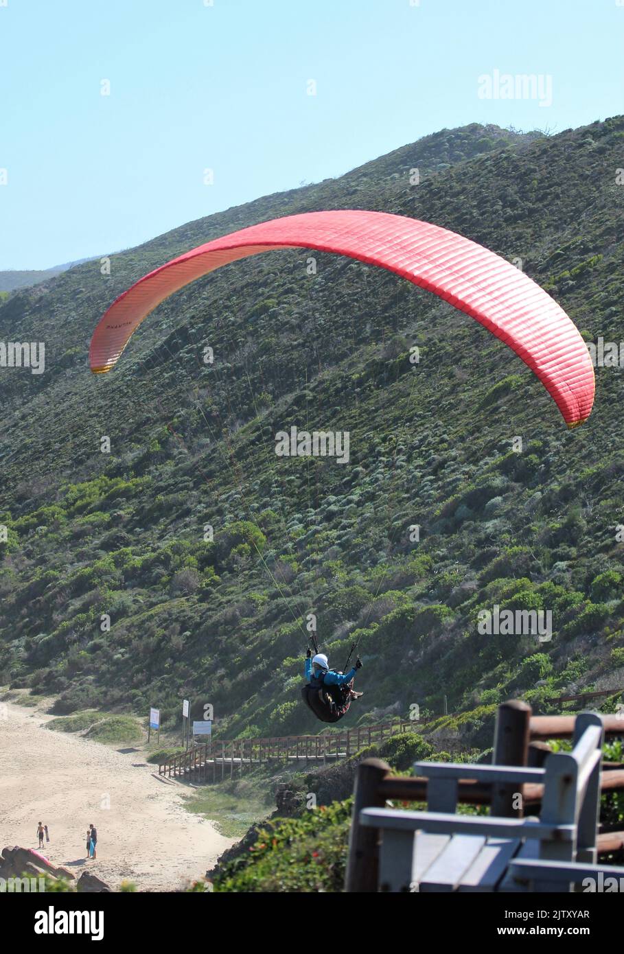 Parapente volant dans les airs Banque D'Images
