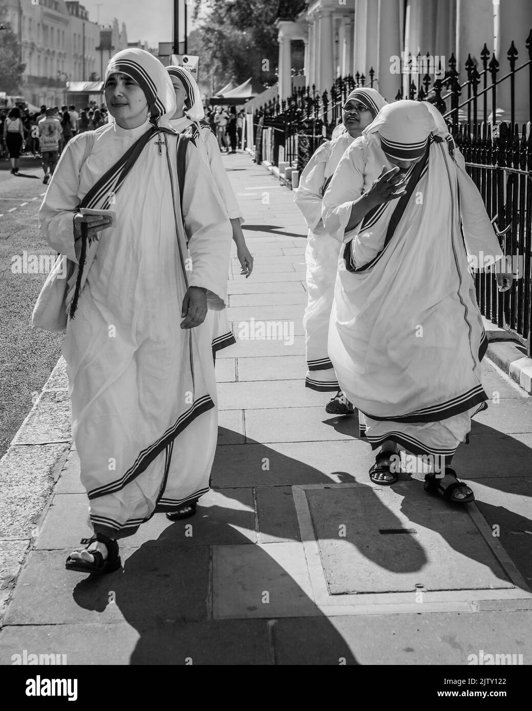 Image en noir et blanc des Missionnaires des sœurs de la Charité passant par le carnaval de Notting Hill à Londres. Banque D'Images