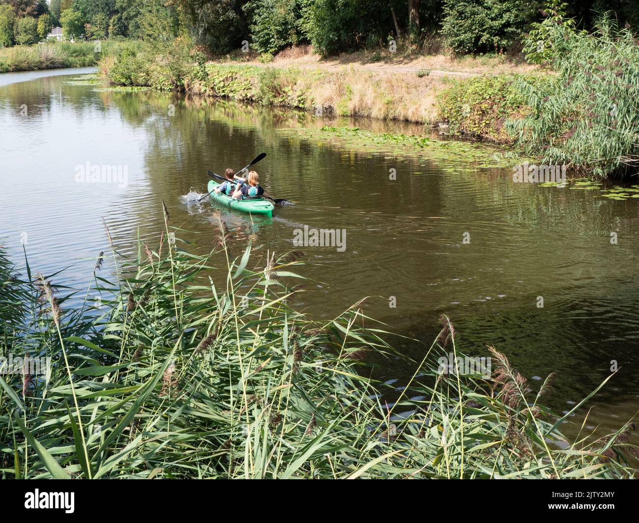 Mère et fils font du kayak sur la rivière Durme à Lokeren, en Belgique Banque D'Images